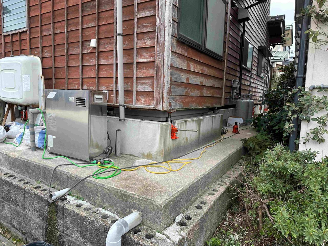 石川での土台揚げ沈下修正工事続編