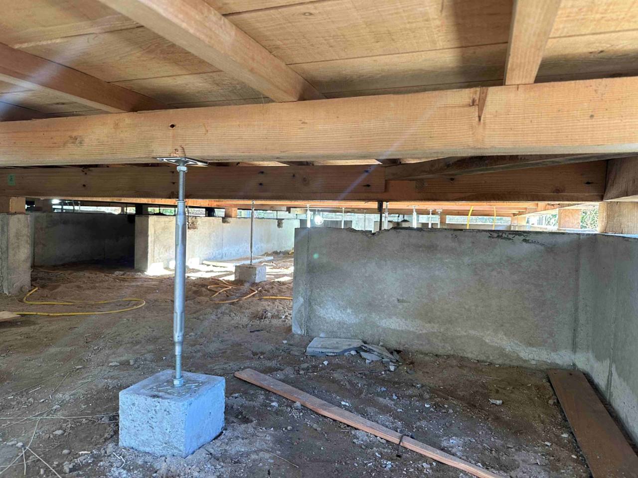 旅は続き茨城県で土台揚げで傾きを修正しました。